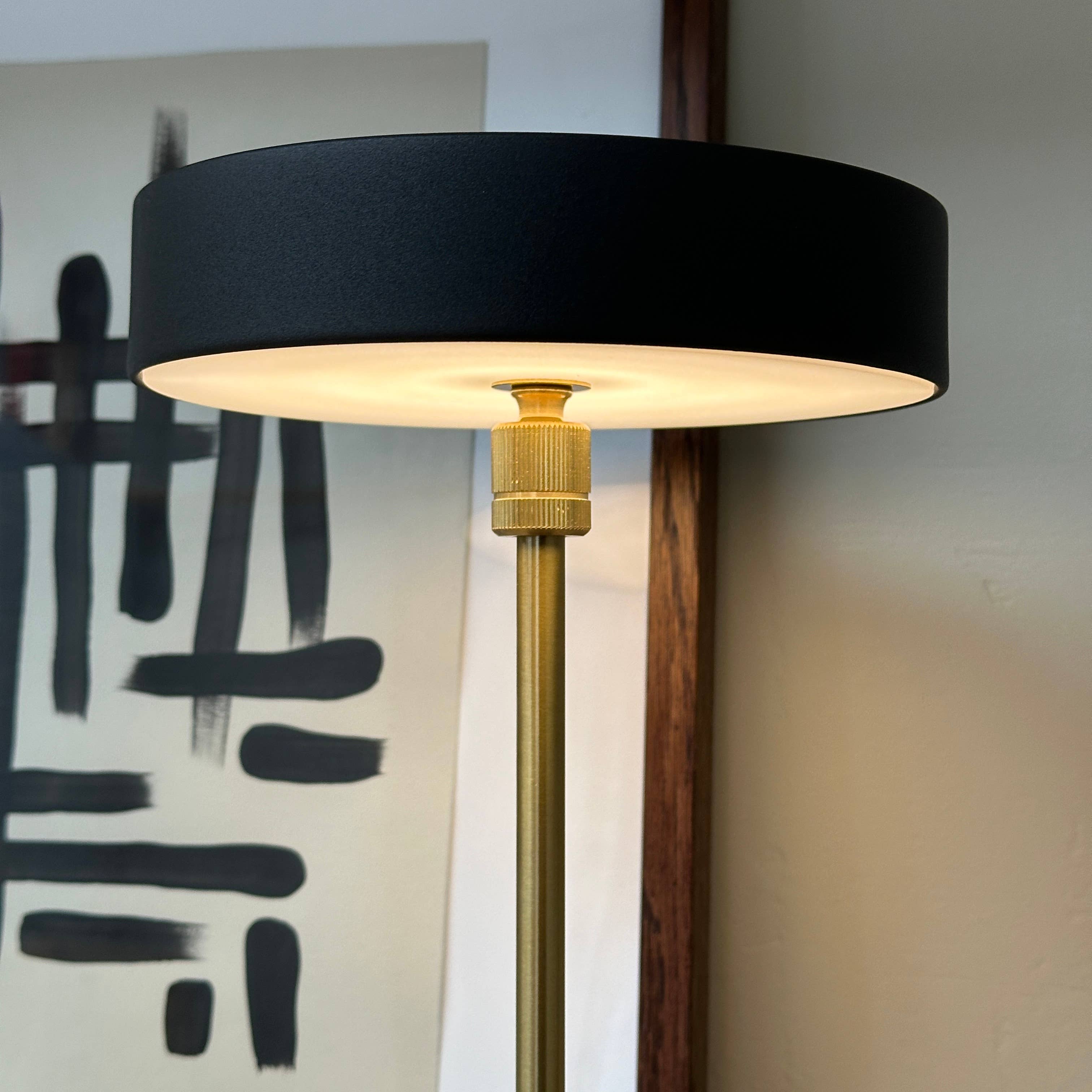 MOONLIGHT LED wiederaufladbare Tischlampe schwarz, messing, marmor - GUNDT HOME